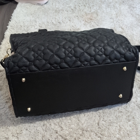 Elegant Black Quilted Bag with Olive Bow - Picture 7 of 12